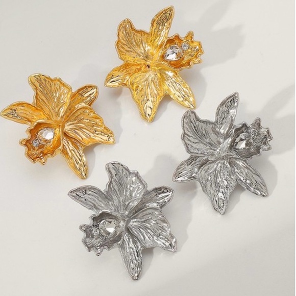 Gold Floral Earrings - Picture 3 of 8